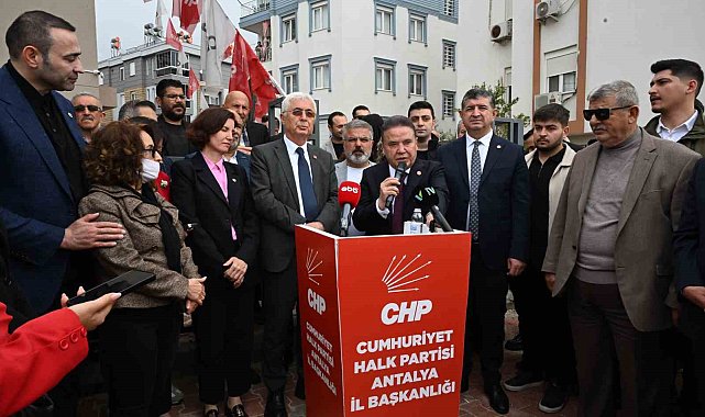 Antalya Büyükşehir Belediye Başkanı Muhittin Böcek partililerle bayramlaştı