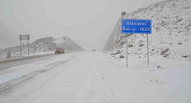 Antalya-Konya kara yolunda kar yağışı