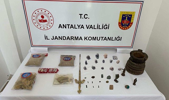 Antalya'da 75 parça arkeolojik eser satılmadan yakalandı