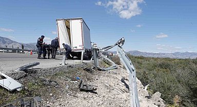 Antalya'da feci kazada 1 kişi hayatını kaybetti, 2 kişi yaralandı