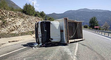 Antalya'da inşaat malzemesi yüklü kamyonet devrildi: 2 yaralı