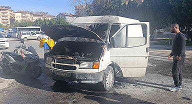 Antalya'da kaportacıya bırakılan araçta yangın çıktı