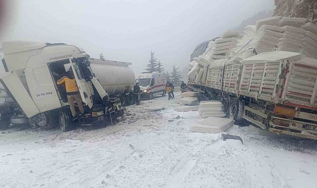 Antalya'da tır ile tanker çarpıştı: 1 yaralı