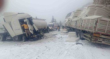 Antalya'da tır ile tanker çarpıştı: 1 yaralı