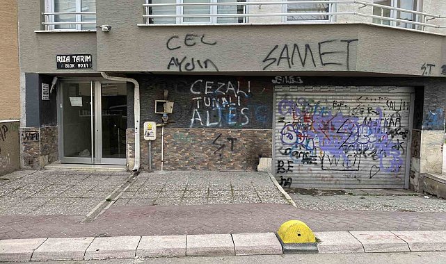 Apartman duvarları ve garaj kapıları vandalların hedefi oldu