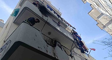 Apartmanın balkonunda çıkan yangını bina sakinleri söndürdü