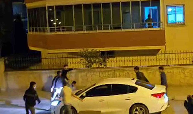Arabayla gelip, tekme tokat birbirlerine girdiler