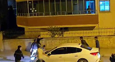 Arabayla gelip, tekme tokat birbirlerine girdiler
