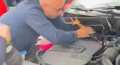 Araç motoruna bu kez kedi değil, horoz girdi