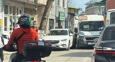 Aracı yola bırakıp gitti, metrelerce araç trafiği oluştu