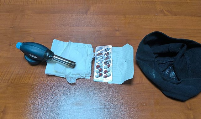 Aracın motoruna saklanan uyuşturucu polisin dikkatinden kaçmadı