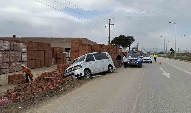 Aracıyla tuğla fabrikasına girdi: 3 yaralı