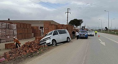Aracıyla tuğla fabrikasına girdi: 3 yaralı