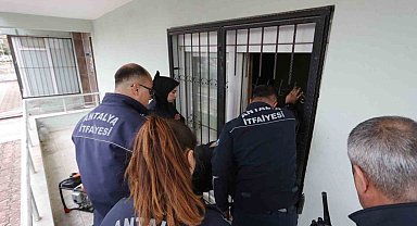 Arkadaşına ulaşamayan genç kız, gözyaşları içinde bekledi
