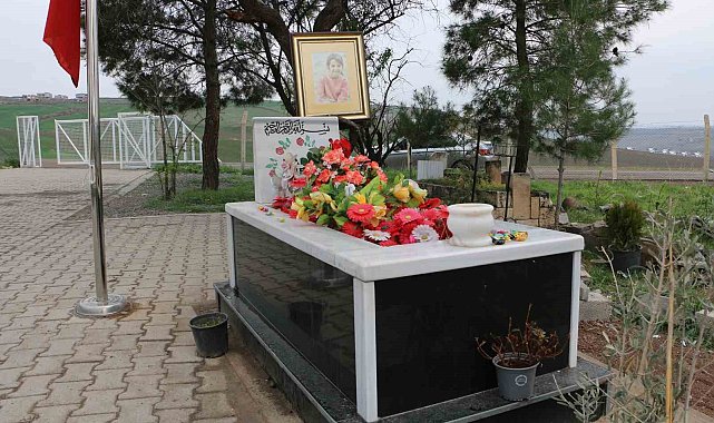 Arkadaşları bayramda Narin'in mezarını ziyaret etti