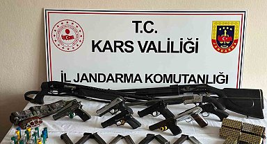 Arpaçay'da çok sayıda silah ve mühimmat ele geçirildi
