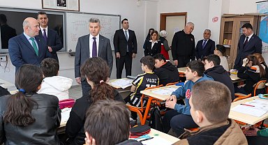 Artvin Valisi Ergün'den okul ziyareti