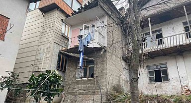 Artvin'de çamaşır asmaya çıktığı balkon çökünce yaralandı