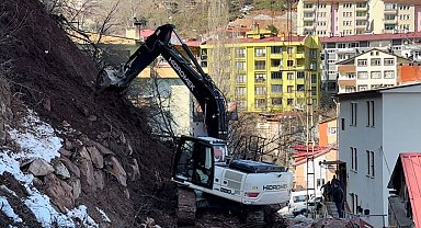 Artvin'de heyelan sonrası ekipler çalışmalarına başladı