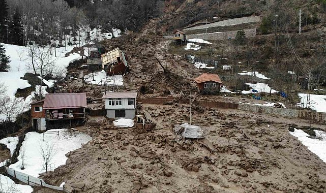 Artvin'de heyelanda bir ev takla atarak devrildi, o anlar cep telefonu kamerasına yansıdı
