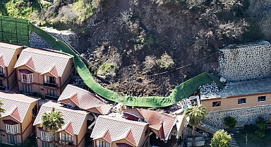 Artvin'deki heyelan turistik tesisin bazı bölümlerini yıktı
