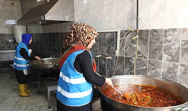 Aşevinde gönüllü çalışan kadınlar günlük bin 200 kişiye yemek hazırlıyor