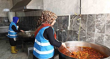 Aşevinde gönüllü çalışan kadınlar günlük bin 200 kişiye yemek hazırlıyor