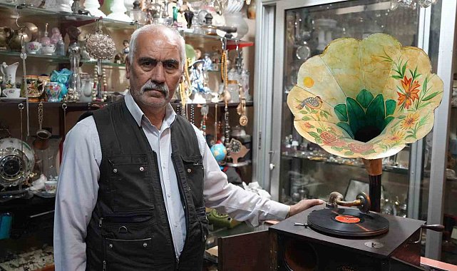 Asırlık gramofonlara gözü gibi bakıyor