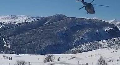 Askeri helikopter çiftçi için kalktı, karlı bölgeye yem indirdi