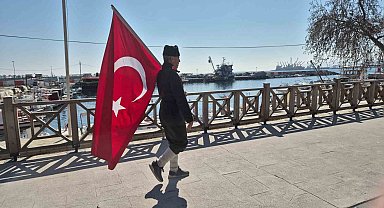 Askeri üniforma ve bayrakla İstanbul'dan Çanakkale'ye yürüyor