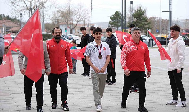 Avrupa üçüncüsü güreşçiye coşkulu karşılama