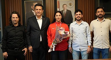 Avrupa üçüncüsü Hatice Nur Sarı, davul zurna eşliğinde karşılandı