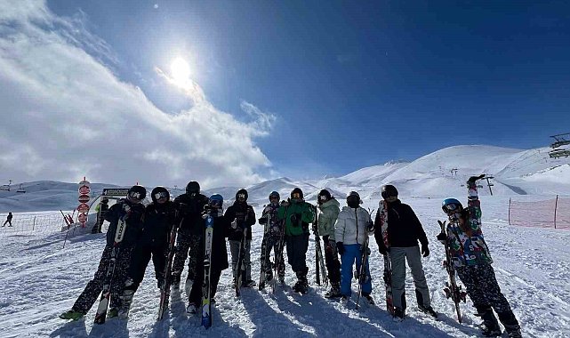 Avrupa'dan gelen gönüllüler Erciyes'te kayak öğrendi
