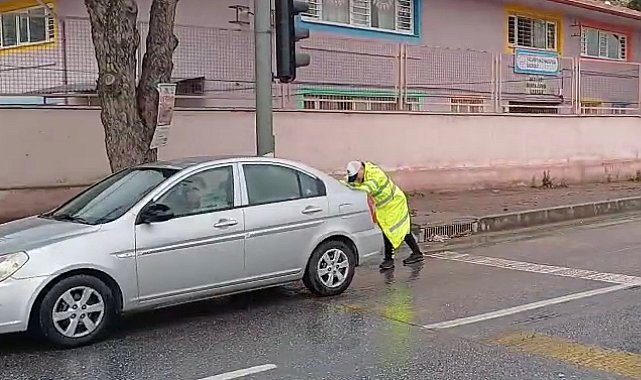 Aydın'da arızalanan araca polis yardımı