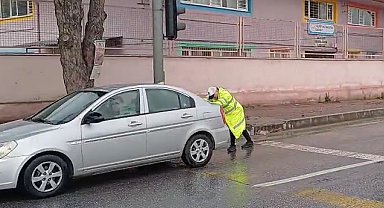 Aydın'da arızalanan araca polis yardımı