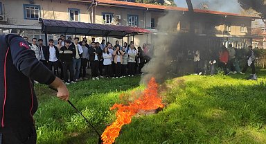 Aydın'da itfaiye ekipleri üniversite öğrencilerine yangın ve tahliye eğitimi verdi