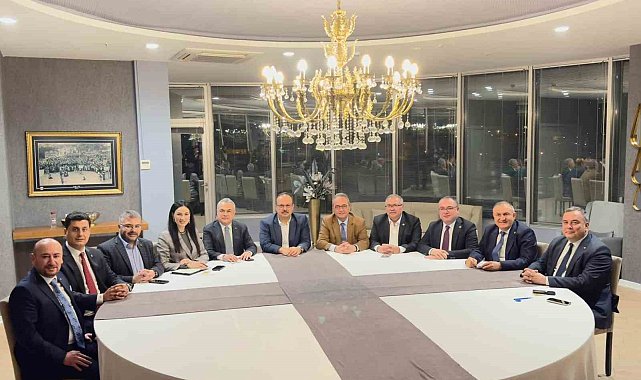 Aydın'ın vekilleri yaklaşık 10 yıl sonra 1 eksikle aynı karede fotoğraf verebildi