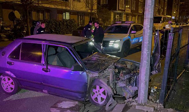 Aydınlatma direğine çarpan alkollü sürücü hurdaya dönen araçtan yara almadan çıktı