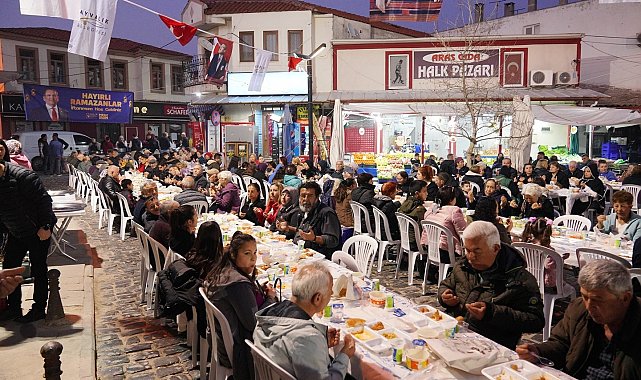 Ayvalık'ta iftara binlerce kişi katıldı