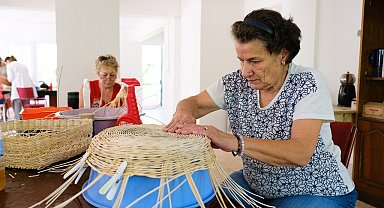 Ayvalık'ta mahalle evlerinde üretilenler ilgi görüyor