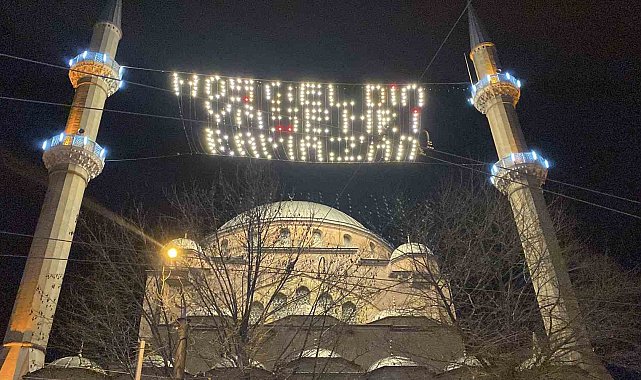 Baba ve oğul 106 yıllık Reşadiye Camii'ne Ramazan mahyası astılar