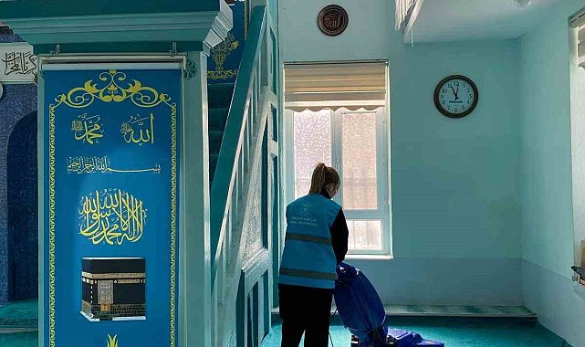 Babaeski'de gönüllü üniversiteliler cami temizliği yaptı