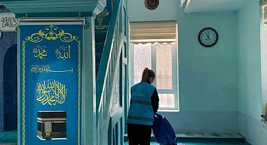 Babaeski'de gönüllü üniversiteliler cami temizliği yaptı