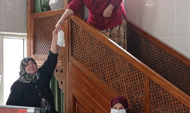 Babaeski'de köylü kadınlar cami temizledi