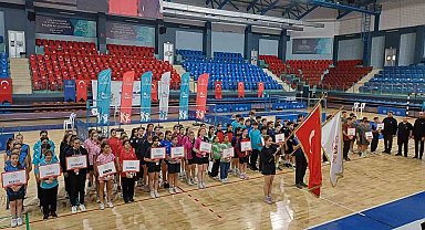 Badminton müsabakaları 18 takımın katılımıyla başladı