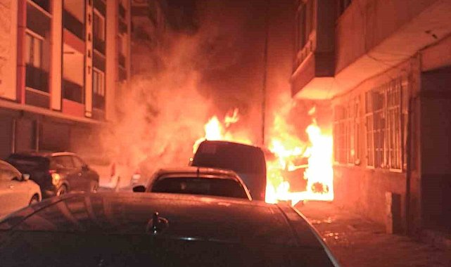 Bahçelievler'de 5 araç alev topuna döndü