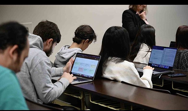 Bahçeşehir Üniversitesi'nde yapay zeka destekli chatbotlarla "Bilişim Girişimciliği" dersi