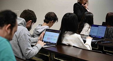 Bahçeşehir Üniversitesi'nde yapay zeka destekli chatbotlarla "Bilişim Girişimciliği" dersi
