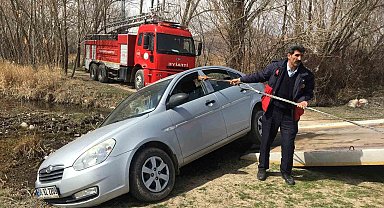 Bahçesindeki yangına yetişmek isterken kaza yaptı