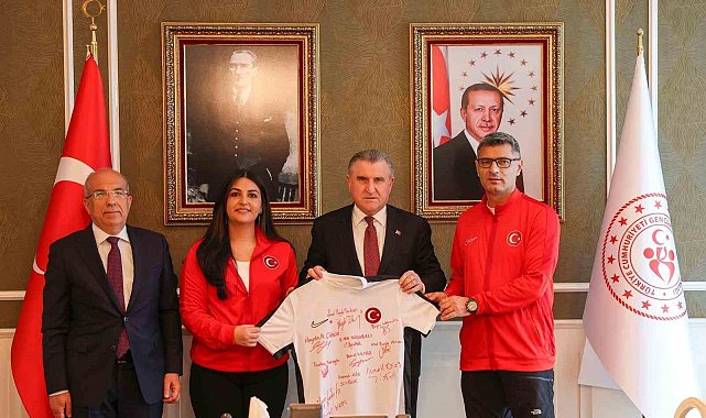 Bakan Bak, Atıcılık Milli Takımını kabul etti